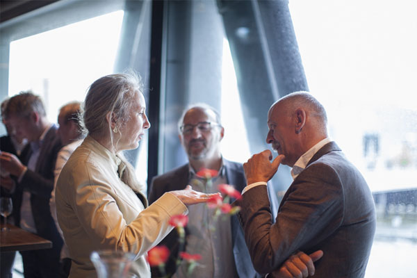 Prijsuitreiking_Hedy_dAncona_Bimhuiscafe_met_Marlies_Rohmer.jpg